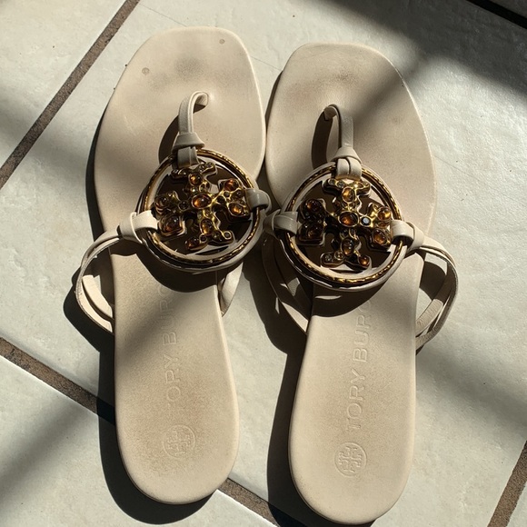 TORY BURCH beautiful medallion oringinal T tan sandal size 8.5 - Picture 5 of 5